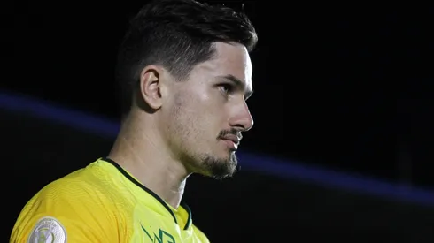 Foto: Heber Gomes/AGIF | Tadeu se tornou um dos protagonistas do acesso, inclusive fez ao menos quatro defesas no jogo decisivo contra o Guarani