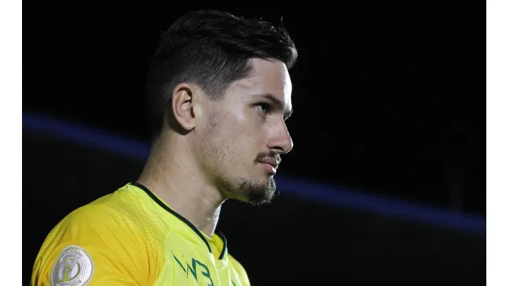 Foto: Heber Gomes/AGIF | Tadeu se tornou um dos protagonistas do acesso, inclusive fez ao menos quatro defesas no jogo decisivo contra o Guarani