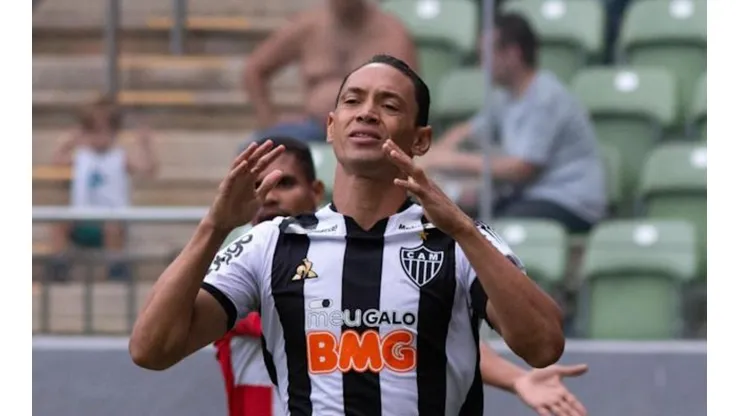 Ricardo Oliveira em ação com a camisa do Atlético-MG (Foto: Fernando Moreno/AGIF)