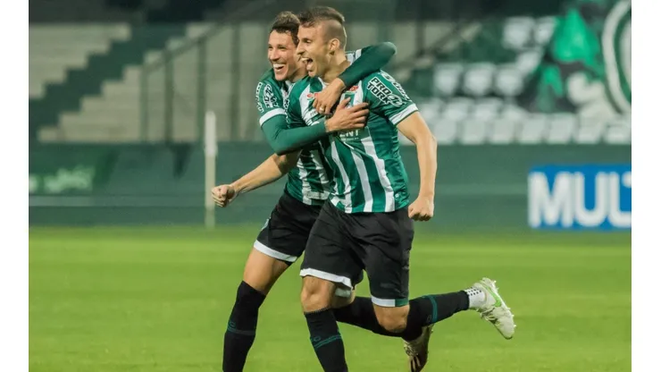 Foto: Robson Mafra/AGIF | Henrique puxa a fila e Coritiba pode sofrer com até 4 desfalques