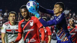 Jogadores de São Paulo e Athletico dentro de campo (Foto: Marcello Zambrana/AGIF)