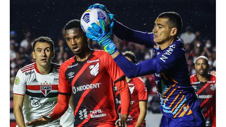 Jogadores de São Paulo e Athletico dentro de campo (Foto: Marcello Zambrana/AGIF)