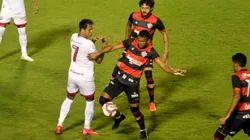 Jhony Pinho/AGIF - Gabriel Bispo disputa bola com rival em jogo do Vitória.