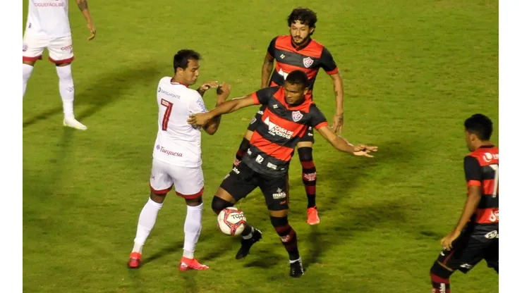 Jhony Pinho/AGIF - Gabriel Bispo disputa bola com rival em jogo do Vitória.