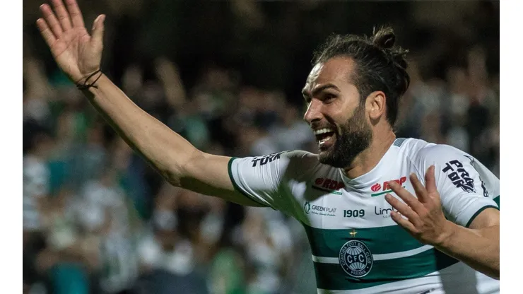Foto: Robson Mafra/AGIF - Léo Gamalho foi um dos principais destaques do Coxa na Série B