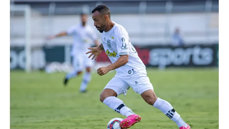 Moisés, jogador da Ponte Preta (Foto: Diogo Reis/AGIF)