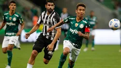 Diego Costa e Marcos Rocha disputam a bola dentro de campo (Foto: Getty Images)