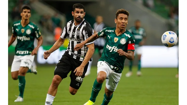 Diego Costa e Marcos Rocha disputam a bola dentro de campo (Foto: Getty Images)