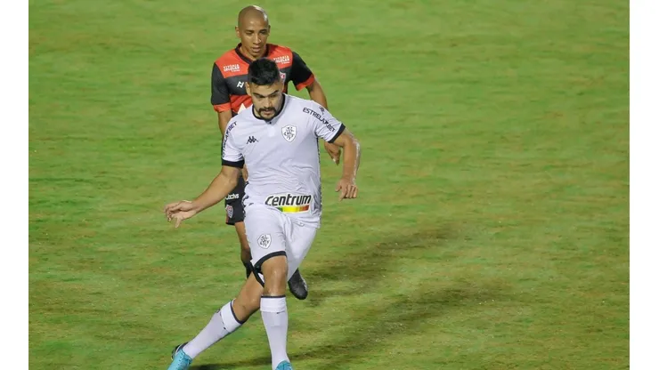 Foto: Jhony Pinho/AGIF/ Botafogo segue interessado em continuar com jogador emprestado do Criciúma; atleta tem futuro indefinido para 2022.