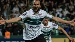 Foto: Robson Mafra/AGIF - Léo Gamalho: deseja permanecer no Coxa