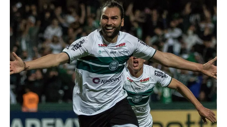 Foto: Robson Mafra/AGIF - Léo Gamalho: deseja permanecer no Coxa