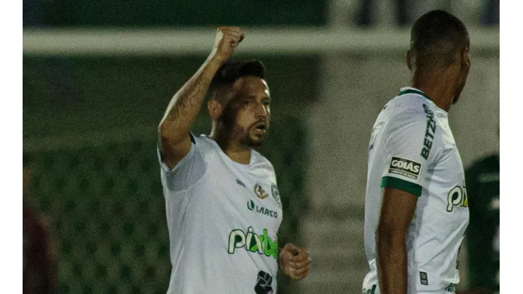 Foto: Diogo Reis/AGIF | Élvis marcou de falta o primeiro gol do Goiás
