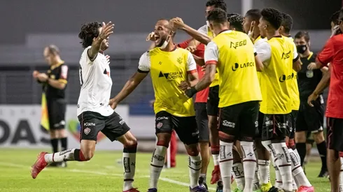 Celio Junior/AGIF - jogadores do Vitória festejando gol de Neto.
