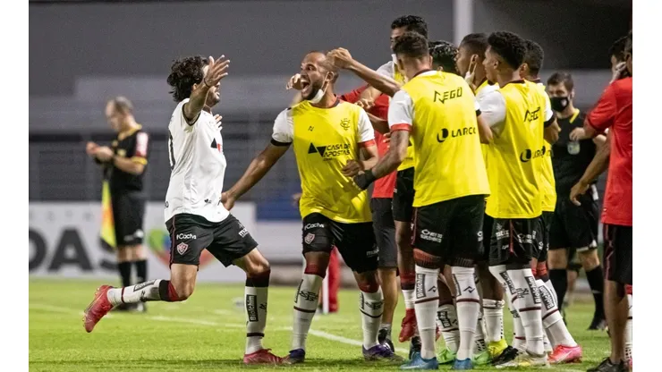 Celio Junior/AGIF - jogadores do Vitória festejando gol de Neto.