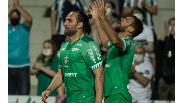 Foto: Robson Mafra/AGIF - Luciano Castán tem contrato expirando em dezembro, mas diretoria do Coxa deve renovar com zagueiro para 2022