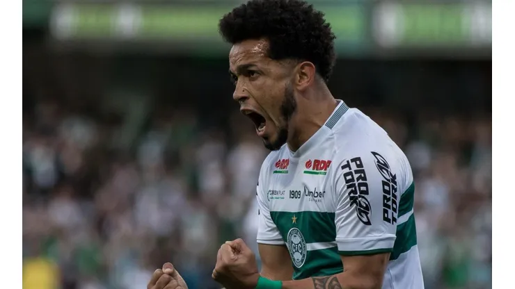 Foto: Robson Mafra/AGIF - Rafinha: tem contrato com o Coxa até o fim da próxima temporada