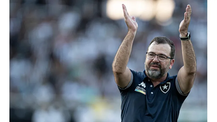 Enderson Moreira enalteceu todos que compraram seu trabalho no comando do Botafogo (Foto: Jorge Rodrigues/AGIF)