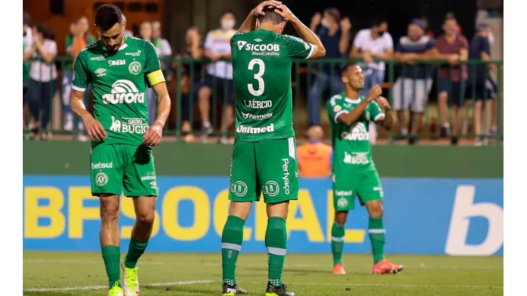 Dinho Zanotto/AGIF - Jogadores da Chape em derrota para o Grêmio