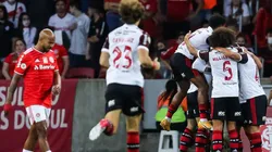 Jogadores do Flamengo comemoram um dos gols marcados no Beira-Rio (Foto: Pedro H. Tesch/AGIF)