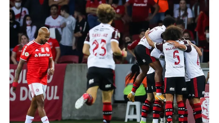 Jogadores do Flamengo comemoram um dos gols marcados no Beira-Rio (Foto: Pedro H. Tesch/AGIF)