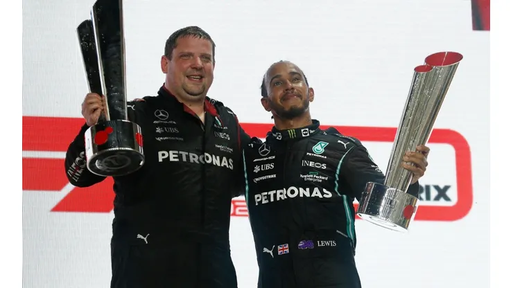 Hamad I Mohammed - Pool/Getty Images - Hamilton vence e embola mundial de pilots e construtores