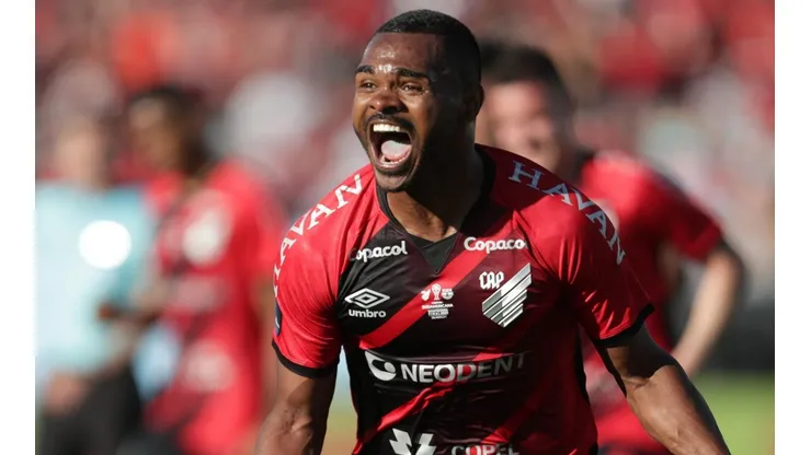 Foto: (FocoUy/AGIF) - Nikão foi o cara do Athletico na final da Copa Sul-Americana