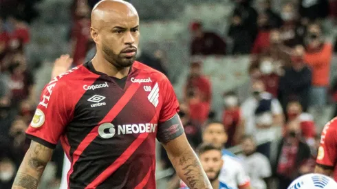 Foto: Robson Mafra/AGIF - Thiago Heleno em ação pelo Furacão