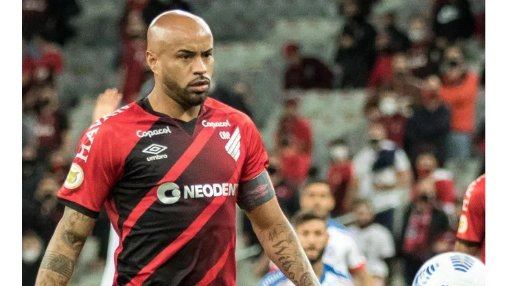 Foto: Robson Mafra/AGIF - Thiago Heleno em ação pelo Furacão