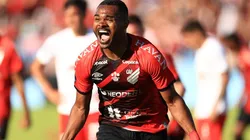 Nikão comemora o golaço marcado em Montevidéu (Foto: Getty Images)