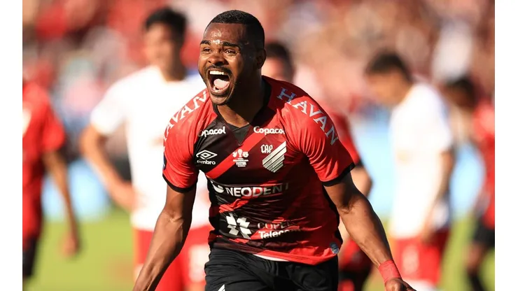 Nikão comemora o golaço marcado em Montevidéu (Foto: Getty Images)