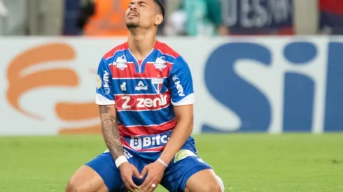 Foto: (Kely Pereira/AGIF) – Yago Pikachu deu um susto na torcida do Fortaleza