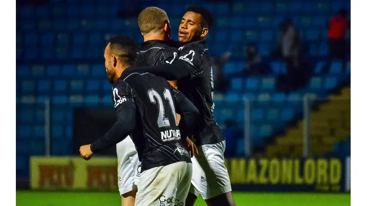 R.Pierre/AGIF - Léo Naldi jogador do Ponte Preta comemora seu gol durante partida contra o Avaí no estádio Ressacada pelo campeonato Brasileiro B 2021