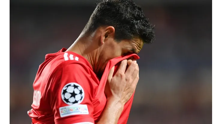 Stuart Franklin/Getty Images - Lucas Veríssimo em jogo do Benfica.