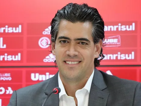 Bracks age no mercado e se aproxima de volante