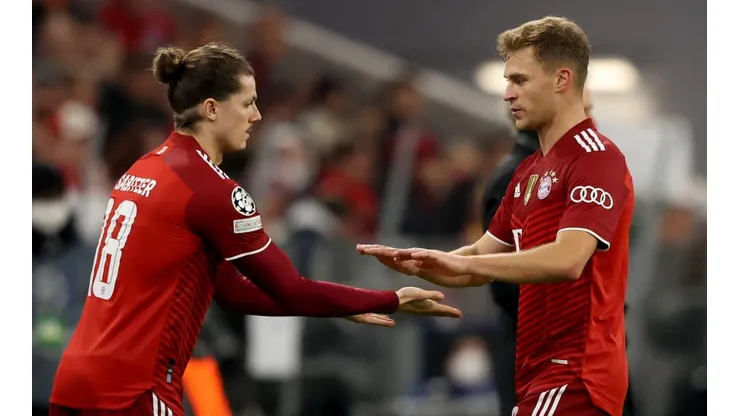 Alexander Hassenstein/Getty Images - Joshua Kimmich em jogo do Bayern München, junto com Sabitzer.