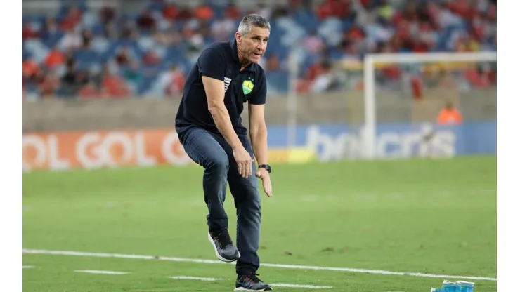 Jorginho na beira do campo no duelo Cuiabá x Internacional (Foto: AssCom Dourado)