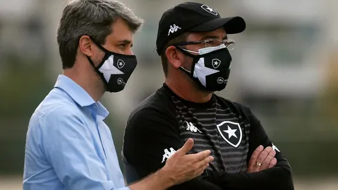 Foto: Vítor Silva/Botafogo - Freeland e Enderson acompanham treino do Bota