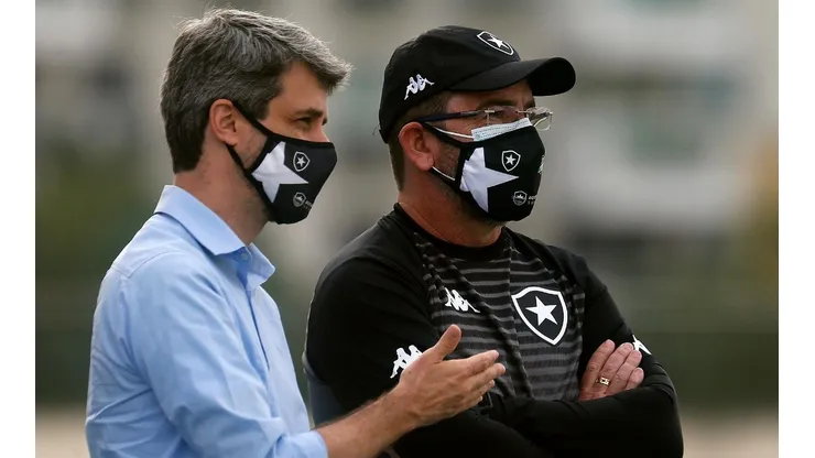 Foto: Vítor Silva/Botafogo - Freeland e Enderson acompanham treino do Bota