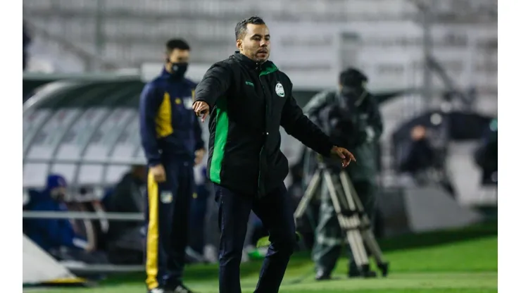 Luiz Erbes/AGIF/ Jair Ventura em campo comandando o Juventude no Campeonato Brasileiro.
