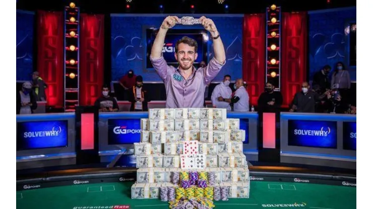 Koray Aldemir ficou com o título mais cobiçado da WSOP (Foto: HAyley Hochstetler/PokerNews)