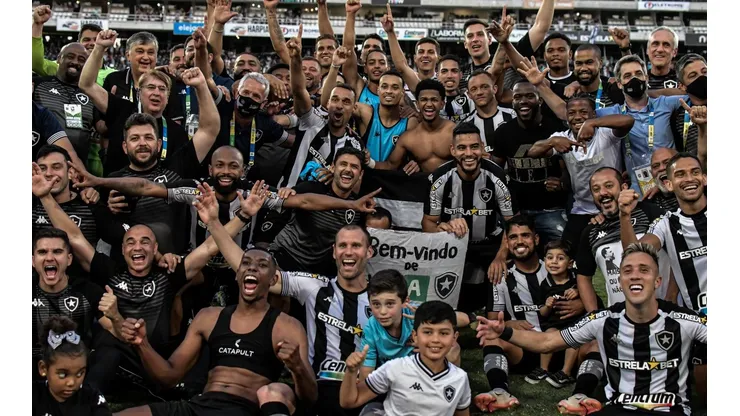 Foto: Thiago Ribeiro/AGIF - Jogadores do Botafogo celebram acesso para a Série A