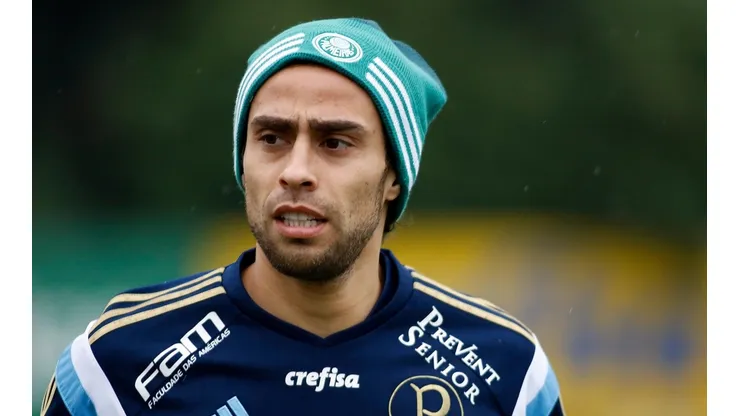 Foto: Daniel Vorley/AGIF - Médico falou que o meia chegou a ser liberado do treino por ter consumido bebiba alcoolica