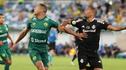 Jenison e Mercado disputando bola em Cuiabá x Internacional (Foto: AssCom Dourado)