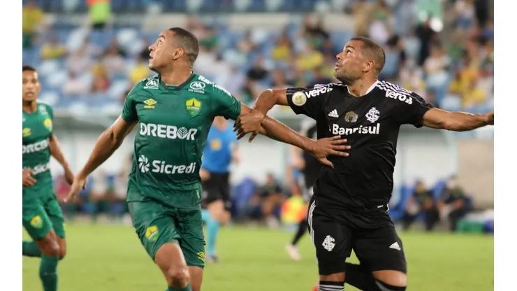 Jenison e Mercado disputando bola em Cuiabá x Internacional (Foto: AssCom Dourado)