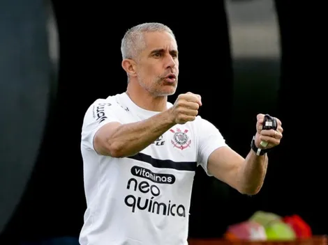 Sylvinho sai em defesa de meio-campista criticado no Corinthians