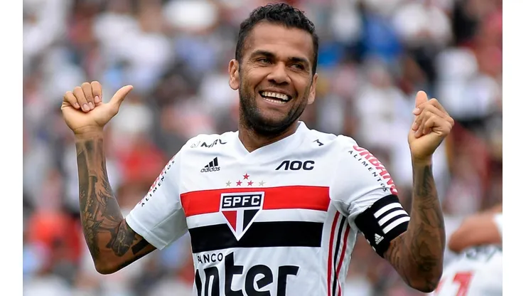 Foto: Bruno Ulivieri/AGIF - Daniel Alves saiu pela porta dos fundos no SPFC.