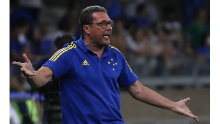 Cruzeiro, do técnico Vanderlei Luxemburgo, vai receber pouco mais de um terço do que a Globo pagava pela transmissão do Campeonato Mineiro