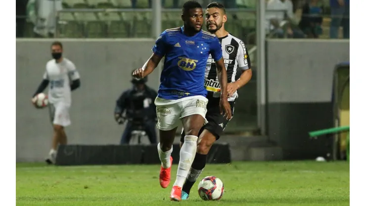 Foto: Fernando Moreno/AGIF - Ao lado de Adriano e Giovanni, Ventura vem formando um trio de meio-campo bem consistente no Cruzeiro