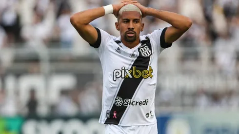 Rogério Capela/AGIF - João Veras jogador do Ponte Preta lamenta chance perdida durante partida contra o Náutico no estádio Moises Lucarelli.