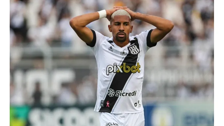 Rogério Capela/AGIF - João Veras jogador do Ponte Preta lamenta chance perdida durante partida contra o Náutico no estádio Moises Lucarelli.